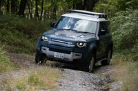 試乗した「ディフェンダー」のパワートレインは最高出力300PSの2リッター直4ターボエンジンと8段ATの組み合わせ。車重2320kgでもパワーに不足はなかった。