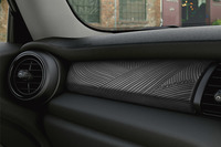 2020年8月に発売された、「MINI 5ドア」の特別仕様車「ローズウッドエディション」。特別装備のひとつである助手席前方の専用パネル（写真）は、3Dプリンターで製作されたものだった。