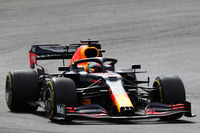 初日にスピンやランス・ストロールとの接触といった話題を提供したレッドブルのマックス・フェルスタッペン（写真）。土曜日の予選では定位置の3位を獲得し、メルセデスとの差を0.252秒まで詰めるも、実はグリップ不足に悩みQ1での自己ベストタイムを更新できなかったという苦しい状況だった。レースではスタートで一時2位を走るも、セルジオ・ペレスとの接触で5位に落ちてしまう。そこから3位まで挽回はできたが、メルセデス勢には歯が立たず、3位のまま今季9回目の表彰台にのぼった。チームメイトのアレクサンダー・アルボンは、来季を見据えて好成績が求められているものの、予選6位からポイント圏外の12位と残念な結果に終わっている。（Photo=Getty Images / Red Bull Content Pool）