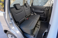 後席は余裕たっぷりの広さながら、ライバル車もみんな同様に広い。シートの背もたれを倒したときにカチッと固定されるのがスズキならではのポイント。