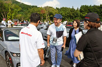 土屋氏や福田氏が会場を巡り、参加者と交流する「ミーティングエリア巡回」の様子。