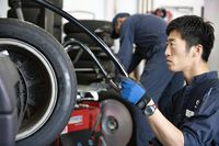 機械だけでなく、目視でもタイヤの状態を細かく確認するメカニック。