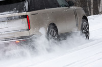 意地悪をしてアクセルを深く踏み込んでみても、タイヤが雪をかいて挙動が乱れることはない。4輪に適切に駆動力を配分・伝達し、「レンジローバー」はスムーズに加速する。