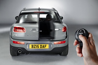 「MINIクラブマン」のボディーサイズは全長×全幅×全高＝4270×1800×1470mm、ホイールベース2670mmで、これは7代目「ゴルフ」に近い外寸。バックドアは、初代モデルと同じ観音開きが採用されている。