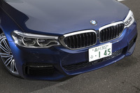 「540i xDriveツーリング Mスポーツ」には、コーナリングライト機能を含む、アダプティブLEDヘッドライトが装着される。