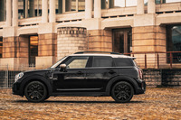 「シャドーエディション」は、「クーパーDクロスオーバー」と「クーパーDクロスオーバーALL4」に設定される。