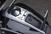 24リッターの容量を持つ巨大な燃料タンクの上には、フタ付きの給油口と携帯端末の収納スペースを設置。車載機器と接続して用いる際の放熱を考慮し、後者にはケース内と携帯端末の熱を下げる冷却器が備わっている。