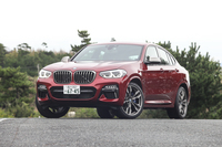 BMWのデザイン上の特徴となる「キドニーグリル」を大型化。重心が低く、タイヤがしっかりと踏ん張るイメージをもたらすルックスがデザイン上の特徴だ