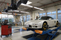 リフレッシュセンターにて、走行テスト前にアライメントのチェックを受ける「ホンダNSX」のリフレッシュ車両。