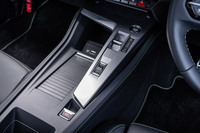 ドライバーサイドにエンジンのスタート／ストップボタンやスイッチ式のシフトセレクター、ドライビングモードの切り替えスイッチを配置。これらのスイッチ類は、ステランティスの多くのモデルに使用されている。