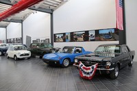 写真右から初代「フォード・マスタング」「ポルシェ914」「ロールス・ロイス・シルバーシャドウI（RHD）」「イノチェンティ・ミニ」。