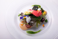 ５皿目「“ぬちぐすい”（命薬）」。沖縄の郷土料理、チャンプルーにインスパイアされた野菜のプレート。30～40種類の野菜やハーブ、島豆腐などを、それぞれに適した調理を施し、盛り込んでいる。