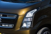 「ワゴンRスティングレー」は、縦長のヘッドランプを採用。光源にはLEDを使用している。