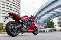 カラーリングは「マットバリスティックブラックメタリック」と「グランプリレッド」（写真）の2種類で、後者は「E-Clutch」搭載車でしか選択できない。