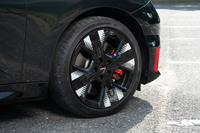 足元の仕様は18インチの専用アルミホイールに225/40R18サイズのタイヤの組み合わせ。試乗車はハンコックの電動車向けスポーツタイヤを装着していた。