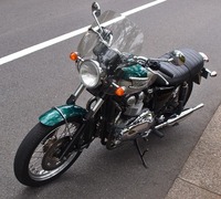 1950年代に生まれた名車の復刻版として、2001年に登場した「トライアンフ・ボンネビル」（写真は2001年モデルのオプション装着車）。代を重ね、現在はより排気量の大きな水冷モデルに。