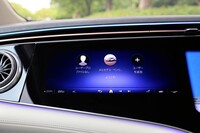 「MBUXハイパースクリーン」では、センターディスプレイとパッセンジャーディスプレイに、コントラストに優れた有機ELを採用。触覚フィードバックや力覚フィードバックなどの技術の採用により、直感的なタッチ操作を可能にしている。