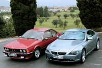 1977年登場の初代「6シリーズ」（写真向かって左）と、クリス・バングルが手がけた2代目6シリーズ（同右）。後者はコンセプトモデル「Z9」のイメージを色濃く受け継いだ、挑戦的なデザインのモデルだった。