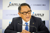 2021年9月におこなわれた日本自動車工業会の記者会見で、当時自工会会長だった豊田章男トヨタ会長（同会見時は社長）が「敵は炭素（カーボン）、内燃機関ではない」と発言して話題となった。