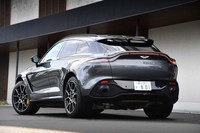 全長が5mを超える、巨漢のSUV「DBX」。車幅はボディーのみで1998mm。ミラー格納時の全幅は2050mmとなっている。1680mmの車高は、「テスラ・モデルX」「アルファ・ロメオ・ステルヴィオ」「スズキ―・ハスラー」などと同値。