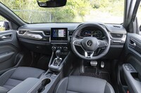 カップホルダーやダッシュボードのラインなど、内装にもウオームチタニウムが反復される。ダッシュボード下部を走るラインはアンビエントライトだ。