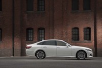 15代目となる最新のクラウン。そのサイドビューは、クーペを思わせる流麗なシルエットを描く。