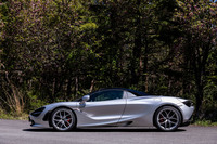 電動のリトラクタブルルーフを閉じた様子。標準仕様では軽量なカーボン製のトップになる。