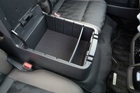 コンソールボックスはご覧のとおりの特大サイズ。直下にエンジンがあるため食料品等をしまうのは避けたいところ。