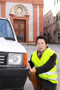 黄色の蛍光ベストを着用する筆者（模擬）。