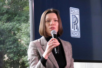 日本での新型「ファントム」発表会において、ロールス・ロイスの現状を説明するローズマリー・ミッチェル氏。