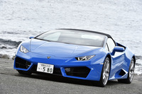 ノーズの左右に配置された大きなエアインテークがRWDモデルの証し。