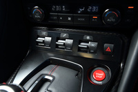 走行モード切り替え機構の操作方法は標準仕様と共通。姿勢制御システム、サスペンション、トランスミッションのそれぞれの制御を、個別に設定する方式となる。