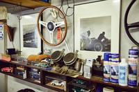 かつて乗っていたジャガーのステアリングホイール、カニ目に装着していたキャブレター、ミニカーやプラモデル等々、白石さんの“歴史”をたどれそうな小物がガレージに彩りを添える。