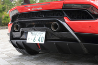 ベースとなった「ウラカン」では、左右下部それぞれに2本出しとなるテールパイプを配置しているが、「ペルフォルマンテ」シリーズは上方排気の左右シングル形状のテールパイプを採用している。