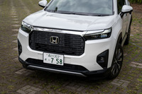 厚みのあるフロントマスクは既存のホンダ車とは一線を画すデザイン。ボンネットはクラムシェルタイプだ。