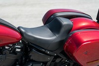 シート高は715mm。リアサスペンションはコンパクトなソロシートの下に備わっており、一見するとリアサスの無いリジッドフレームのモデルのように見える。