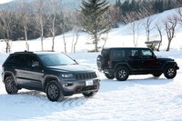 今回は「グランドチェロキー」（写真左）と「ラングラー アンリミテッド」（右）の2台に試乗した。ともに現代のジープブランドを代表する健脚のオフローダーである。