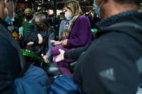 あまりの人だかりで写真ではわからないだろうが、パープルの女性がまたがっているのはカワサキの新型車「ヴェルシス650」である。女性は車体のまたがりやすさや、タンデムシートのサイズ、シートのクッション性など、ロングツーリングを想定して各ディテールを徹底的に吟味。それに対して、まわりの人たちが口も手も出し、にぎやかにインプレッションしていた。