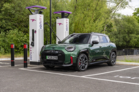 「ジョンクーパーワークスE」「ジョンクーパーワークス エースマンE」とも総電力量54.2kWhの駆動用バッテリーを搭載。いずれも400km以上の一充電走行距離（WLTCモード）を実現している