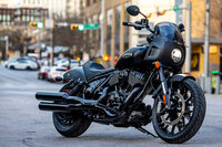 2021年デビューの現行型「チーフ」をベースに、専用の足まわりなどで運動性能を高めた「スポーツチーフ」。2023年2月21日に米国で発表され、時を同じくして日本仕様の詳細や価格も公表された。