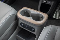 センターコンソールの前端には2つのカップホルダーと2つのUSBソケット、さらにスマートフォンの無接点充電器が備わっている。