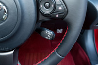 ACCのセッティングはちょっと懐かしいレバー式。前走車との距離はステアリングスポーク上のスイッチで調整できる。