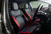 レザーシートはカタログモデルでは選べない特別なアイテム。背もたれには「GTI」のステッチが、サイドには赤のアクセントが入る。