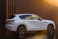 「CX-60」を横から眺める。FRレイアウトらしい伸びやかなフロントセクションが目を引く。