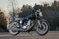 【ヤマハSR400】
	本文にもある通り、このモデルは“リアルクラシック”とも呼べる存在ながら、単に生き永らえてきたのではなく、時代に合わせて常に改良されてきた。生産中止の期間は何度かあったものの、ヤマハがその度に復活させて40年以上にわたりラインナップしてきた、その心意気が素晴らしい。2018年に登場した最新モデルはキックによるエンジン始動も容易。ニッポンが誇るべきスタンダードバイクである。
	 