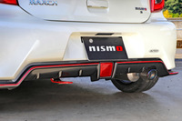 リアバンパーの右下に顔をのぞかせるチタンマフラーの重さは4.1kgと、純正比で実に6kgも軽量。チタン製ならではの軽快な排気音も魅力だ。