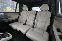 2列目のシートにはスライドとリクライニング機能が組み込まれている。スライドポジションを一番後ろにセットすれば、楽に足が組めるほどの空間的な余裕が生まれる。