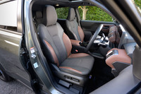 シート表皮は「X」ではファブリック、「Z」では合皮とファブリックのコンビタイプとなる（写真）。全グレードに3段階で温度調整が可能な運転席・助手席シートヒーターが装備されるほか、Zグレードでは運転席に10wayの電動調整機能も用意される。