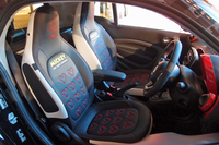 レザーシートには、ミッキーマウスのイメージとロゴの刺しゅうが施されている。