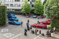 マラネッロの本社工場において、ツアーの参加者に供されたフェラーリの最新モデル。V12エンジンの4ドアスポーツ「プロサングエ」や、システム最高出力1000PSを誇るプラグインハイブリッドのスーパースポーツ「SF90ストラダーレ」の姿も。